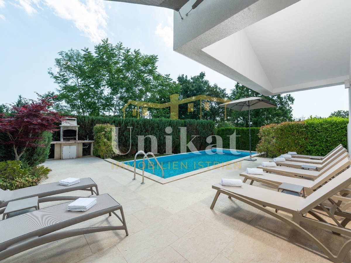 Moderna vila z notranjim in zunanjim bazenom